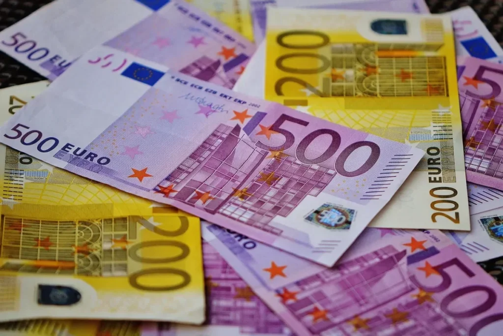 Combien rapporte 2 millions d'euros placé par mois